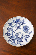 Load image into Gallery viewer, PAIR OF Meissen Blue Onion Saucer w. Scallop Edge (c. 1861) 6”