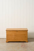 Load image into Gallery viewer, Victorian English Pine Blanket / Toy Trunk