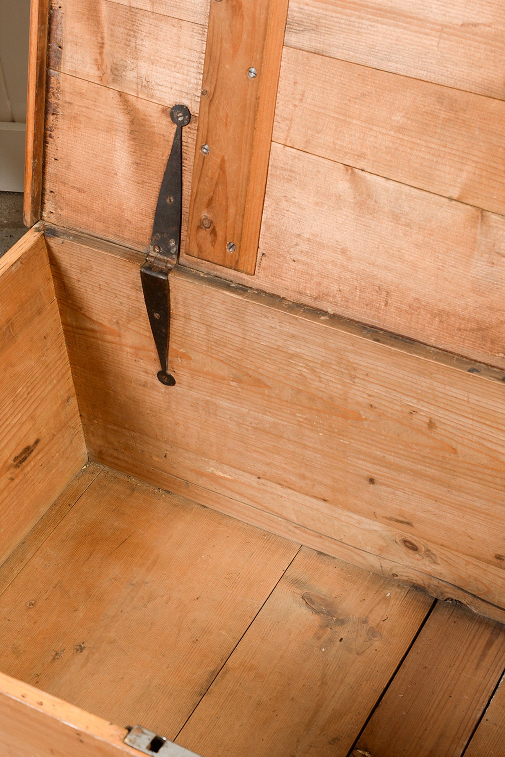 19th Century English Pine Toy/Blanket Trunk (No. 3)