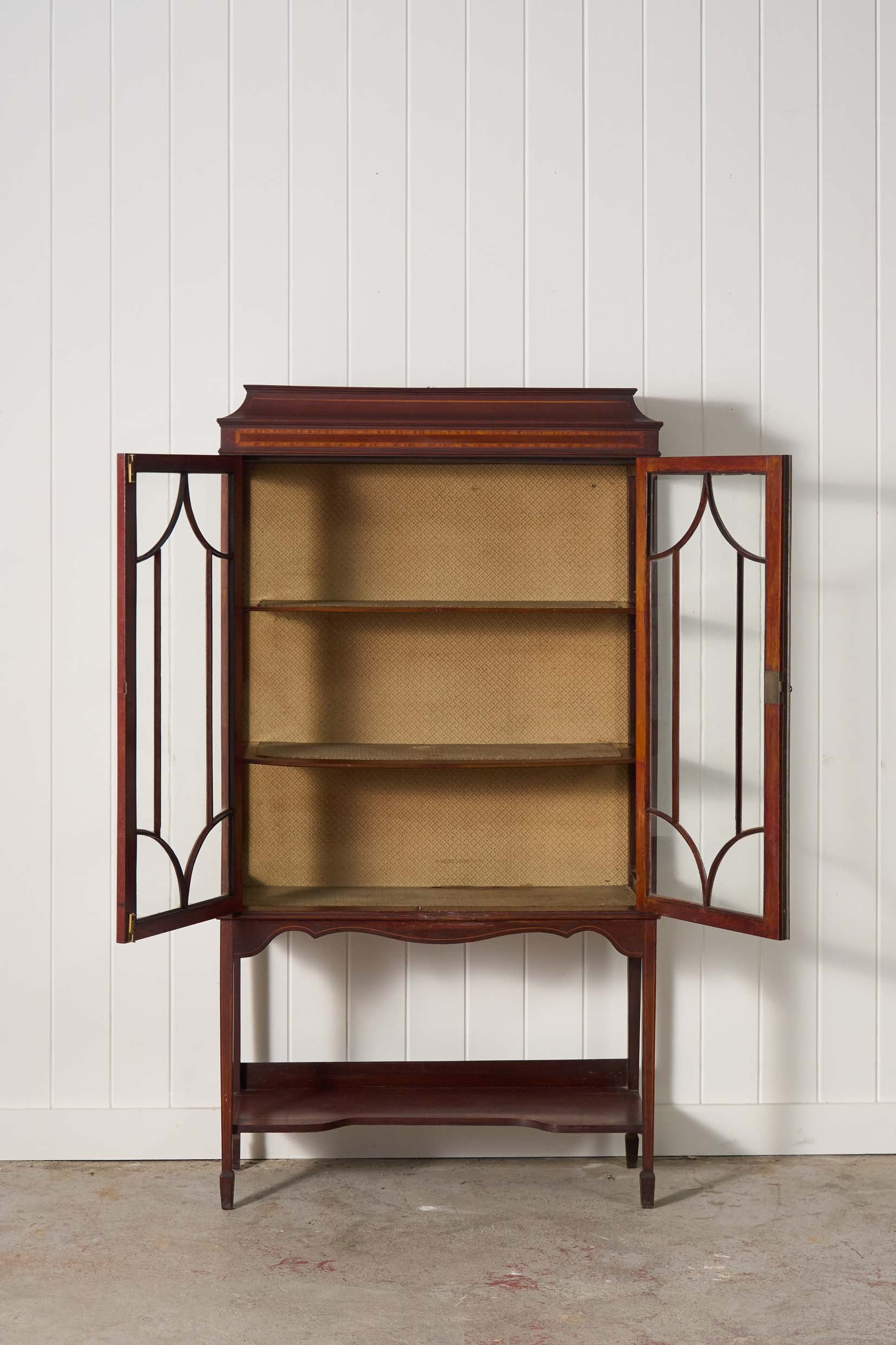 Edwardian Sheraton Revival Mahogany Glass Front Display Case on Spade Legs (c. 1910)