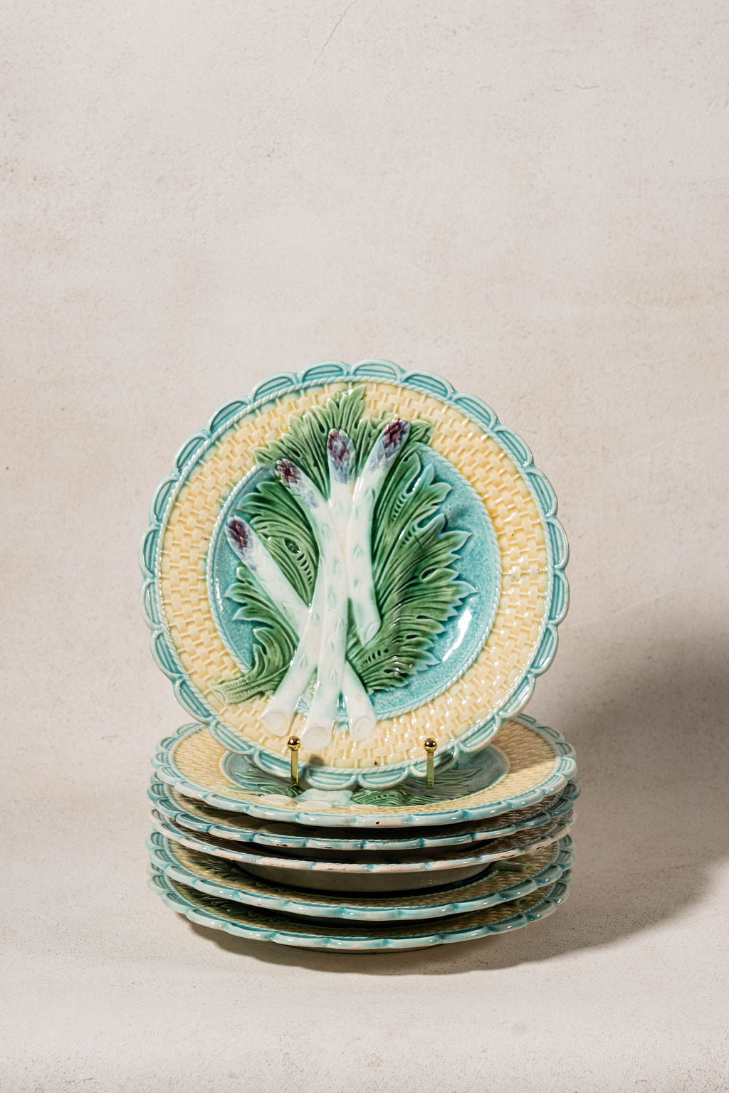 19th Century French Asparagus Majolica Plate with Scalloped Edge (c. 1890)