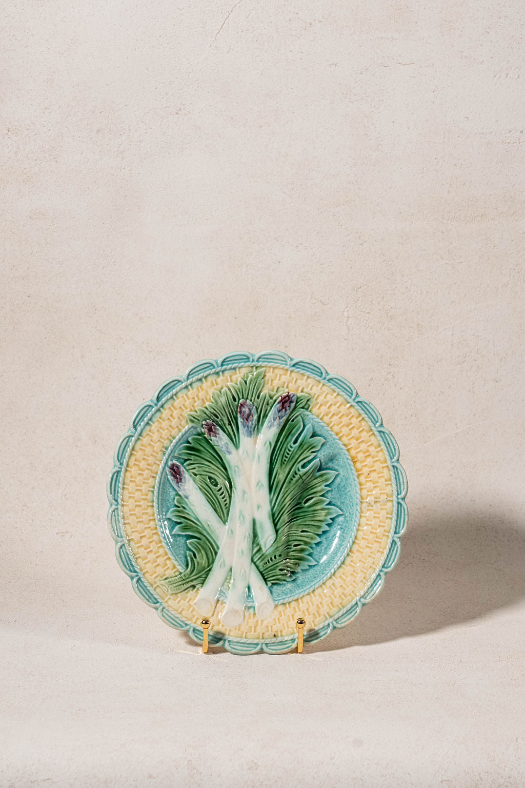 19th Century French Asparagus Majolica Plate with Scalloped Edge (c. 1890)