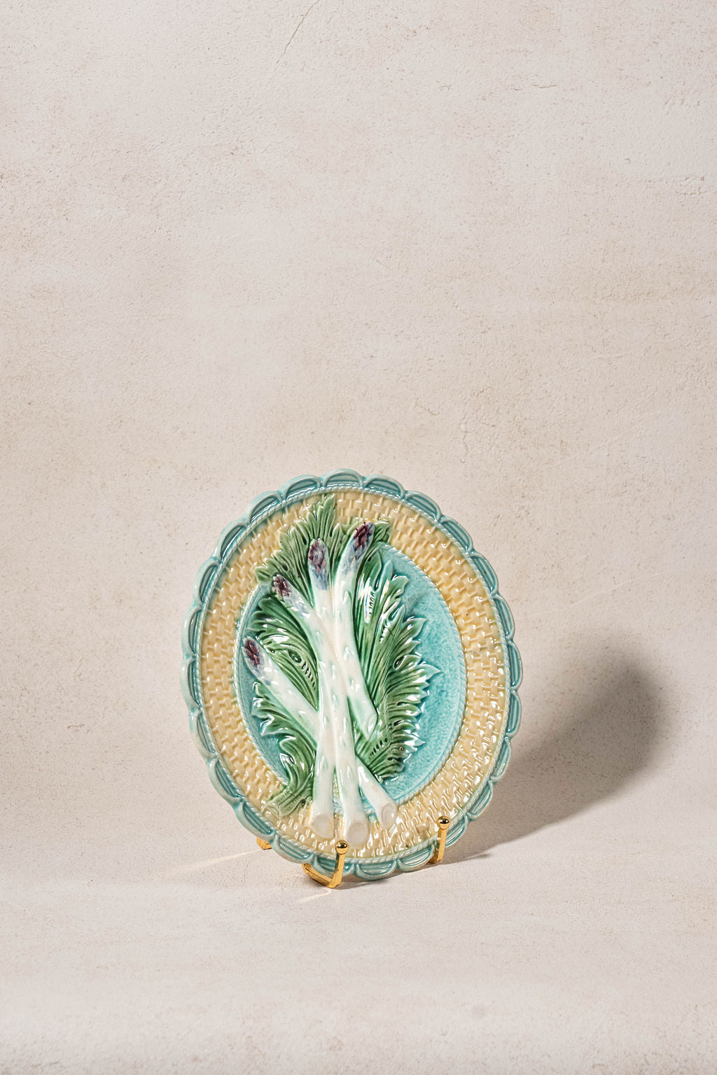 19th Century French Asparagus Majolica Plate with Scalloped Edge (c. 1890)