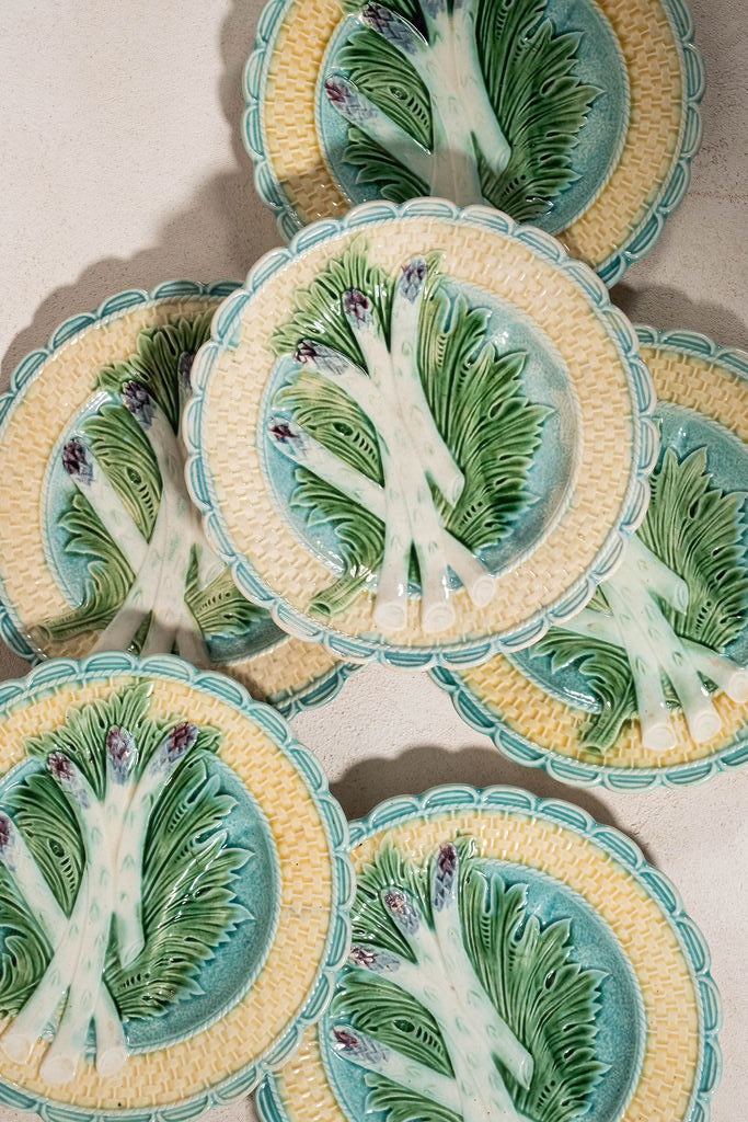 19th Century French Asparagus Majolica Plate with Scalloped Edge (c. 1890)