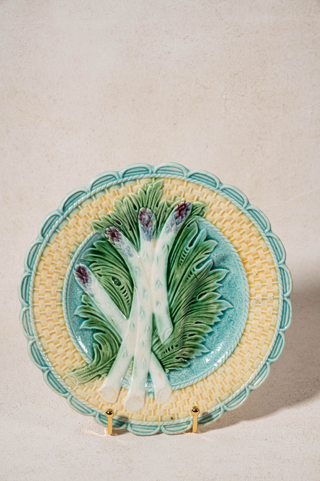19th Century French Asparagus Majolica Plate with Scalloped Edge (c. 1890)