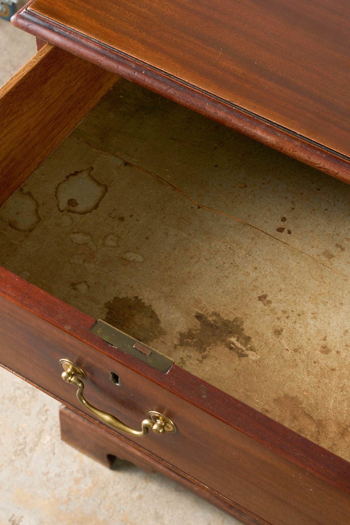 19th Century English Georgian Mahogany Chest of Drawers with Brass Swan Pulls
