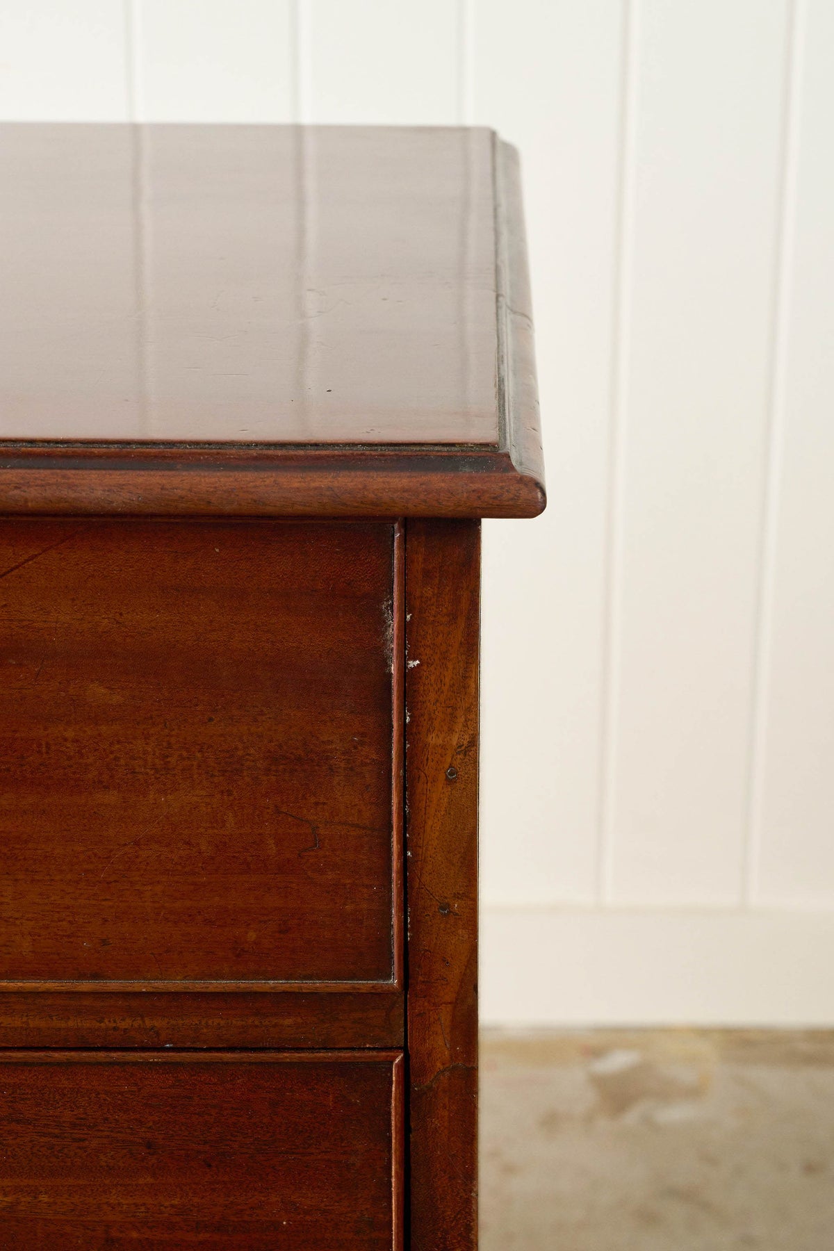 19th Century English Georgian Mahogany Chest of Drawers with Brass Swan Pulls
