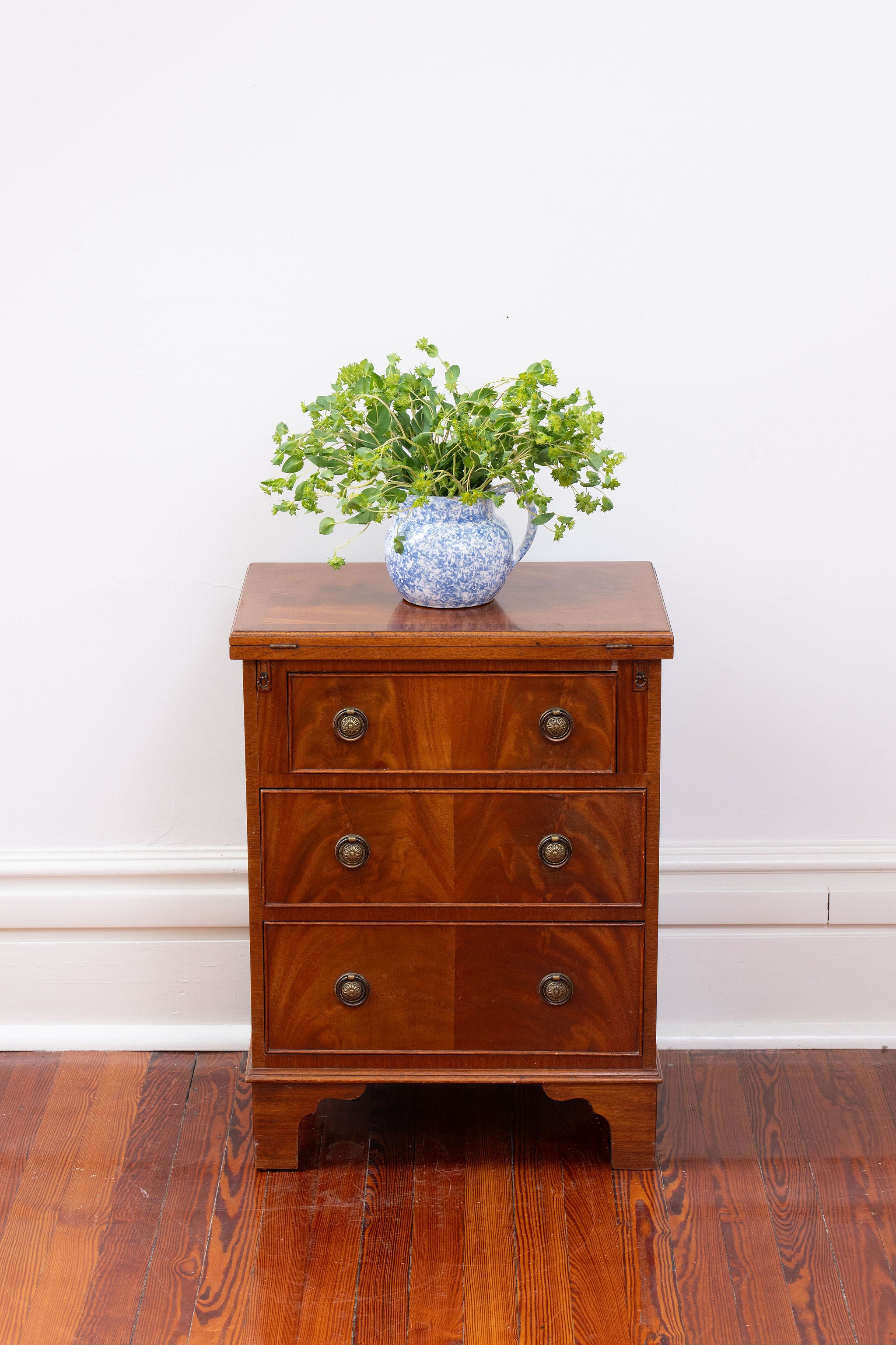 3-Drawer English Bachelor Chest