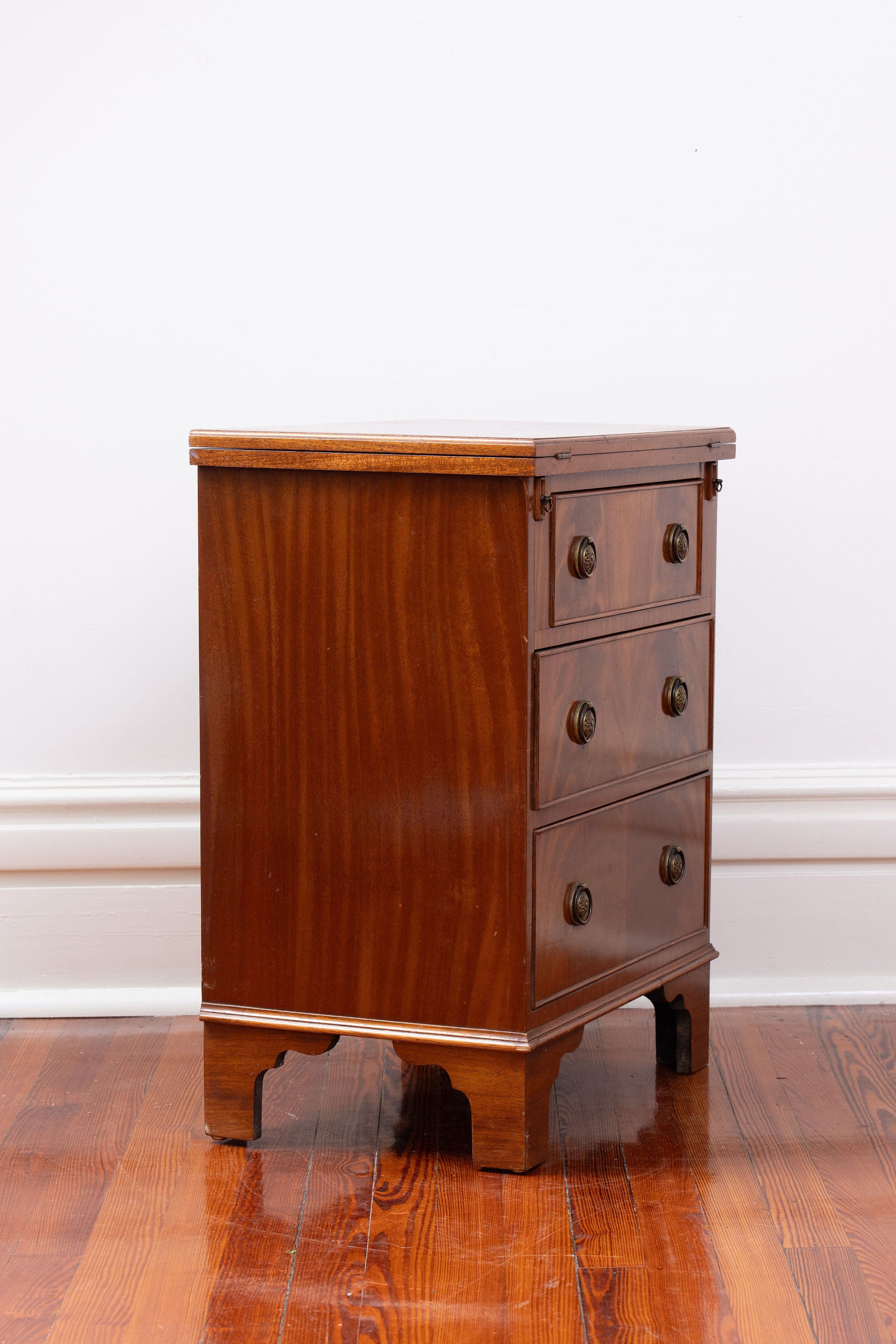 3-Drawer English Bachelor Chest