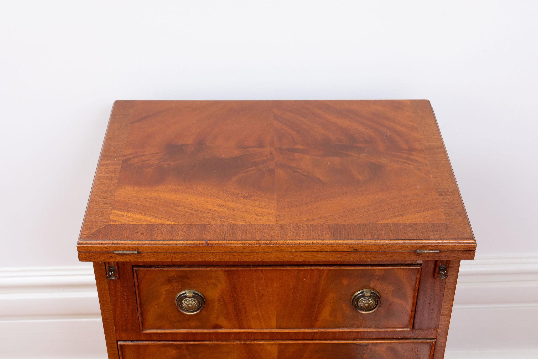 3-Drawer English Bachelor Chest