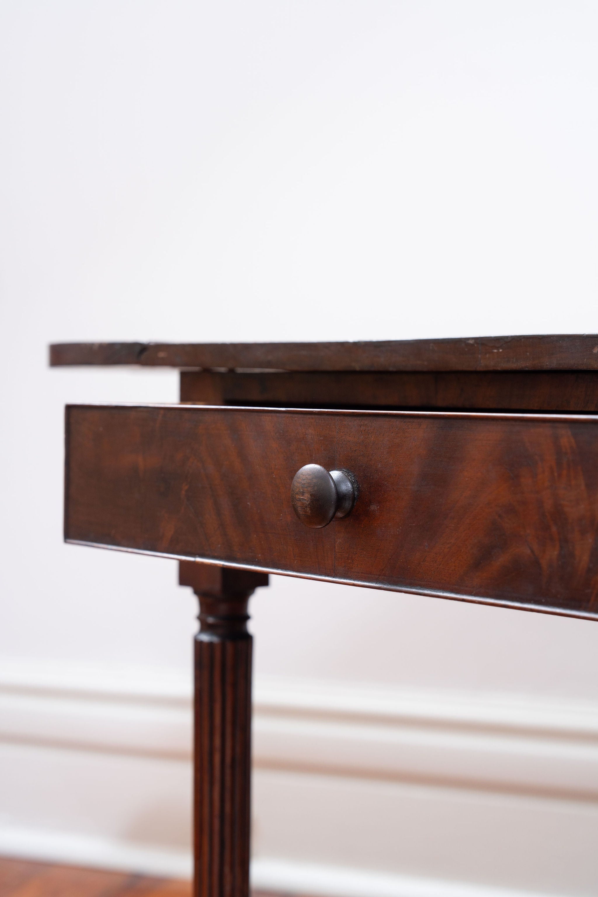 Antique Federal Mahogany Drop-Leaf Pembroke Style Side Table
