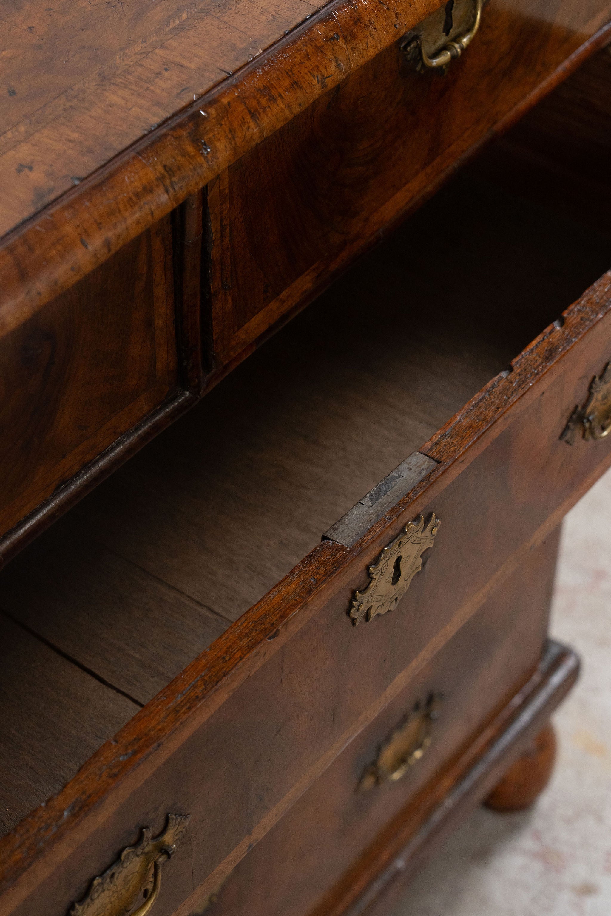 Early 18th Century William & Mary Burl Walnut Chest of Drawers with Inlay Top on Bun Feet (c. 1720)