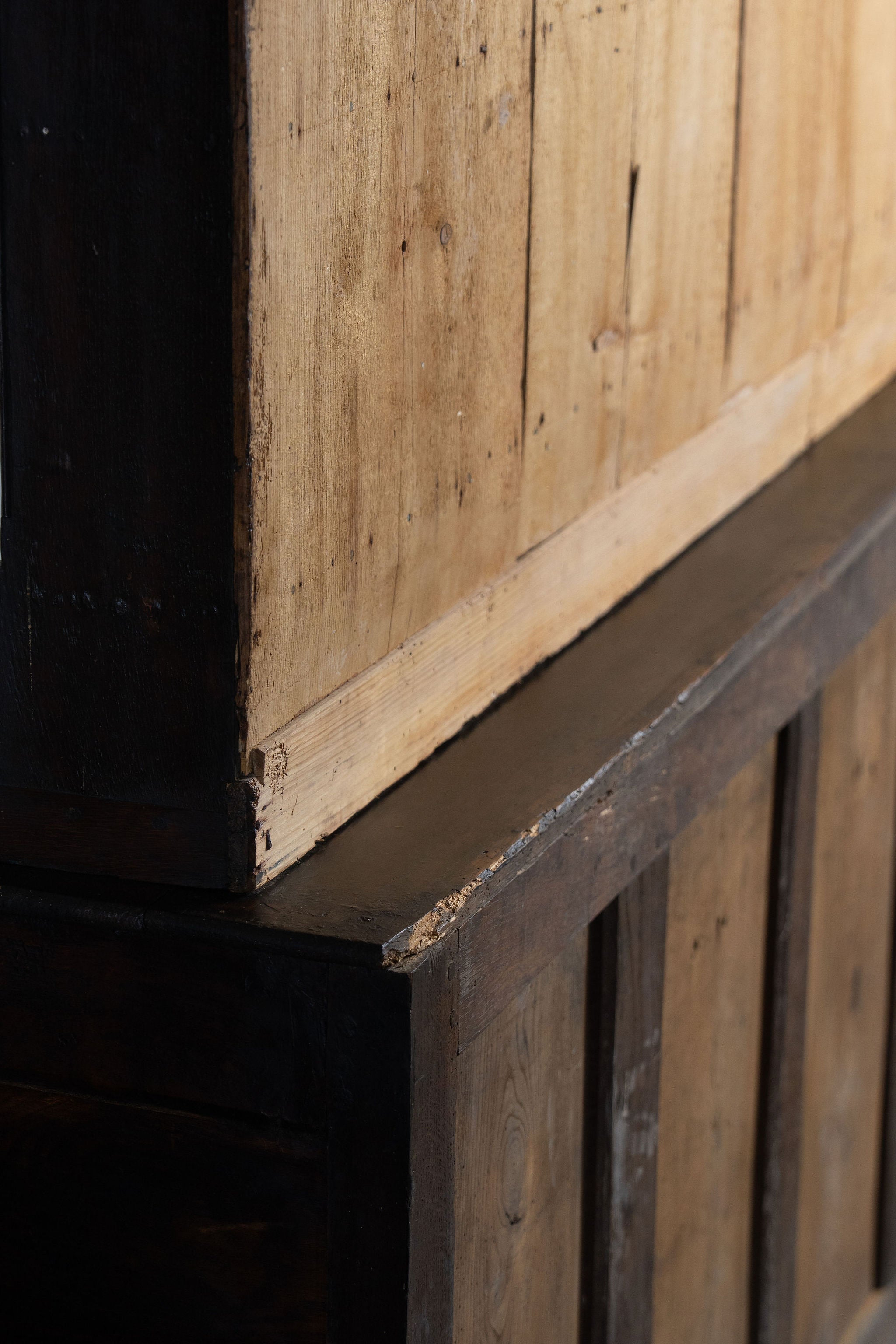18th Century Oak Buffet + Plate Rack with Scalloped Detailing (c. 1770)