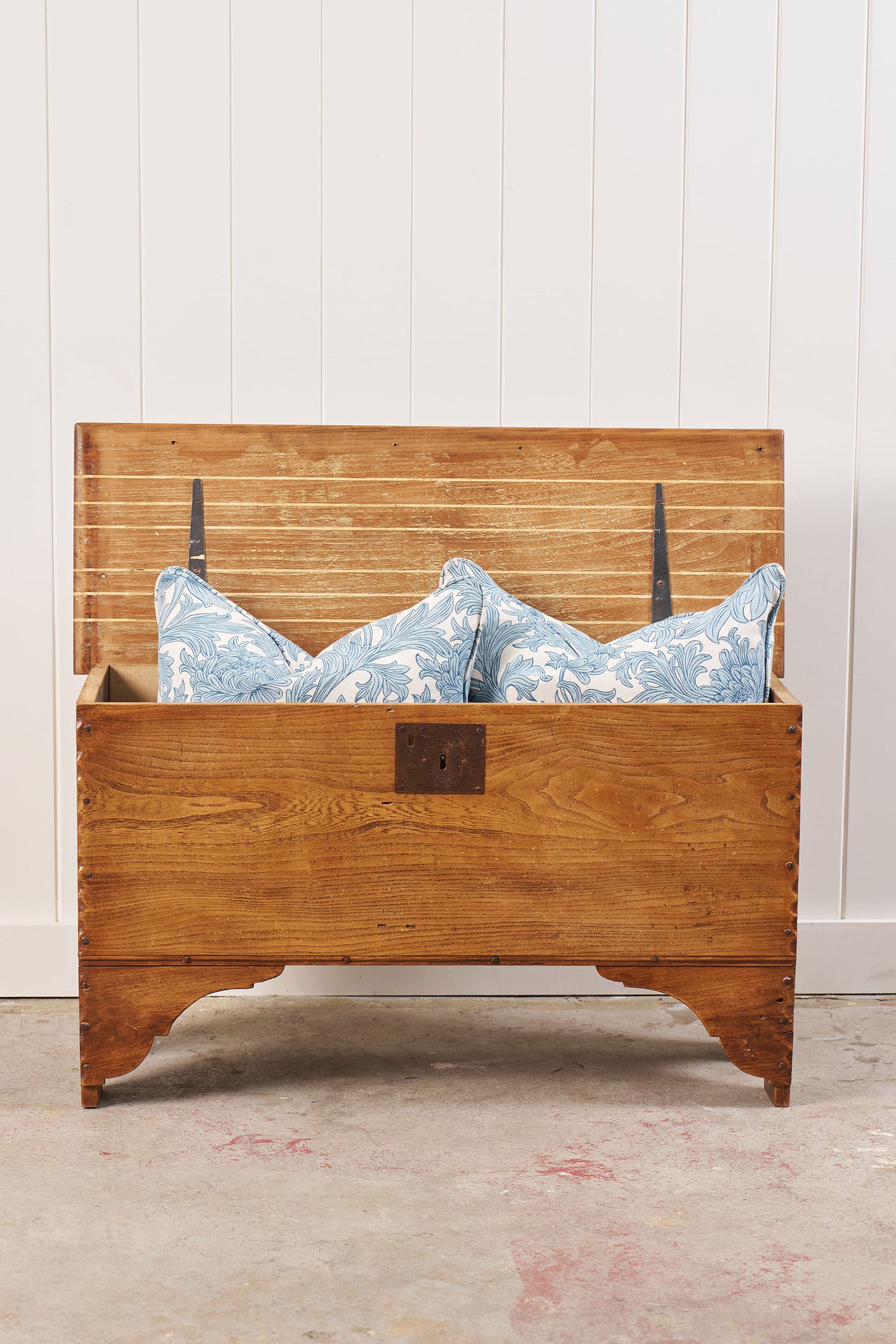 Elm Wood Blanket Chest with Notched Edge