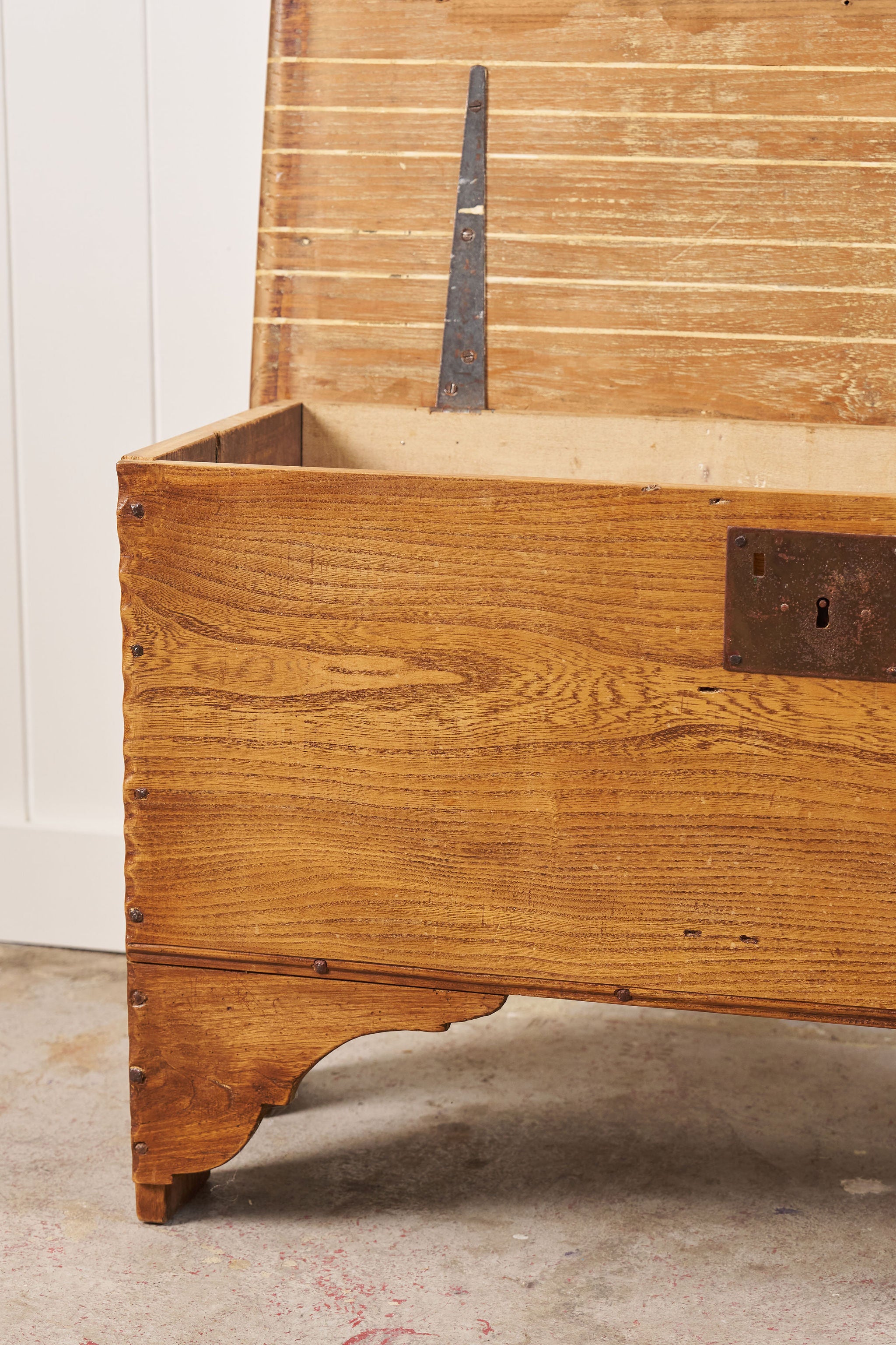Elm Wood Blanket Chest with Notched Edge