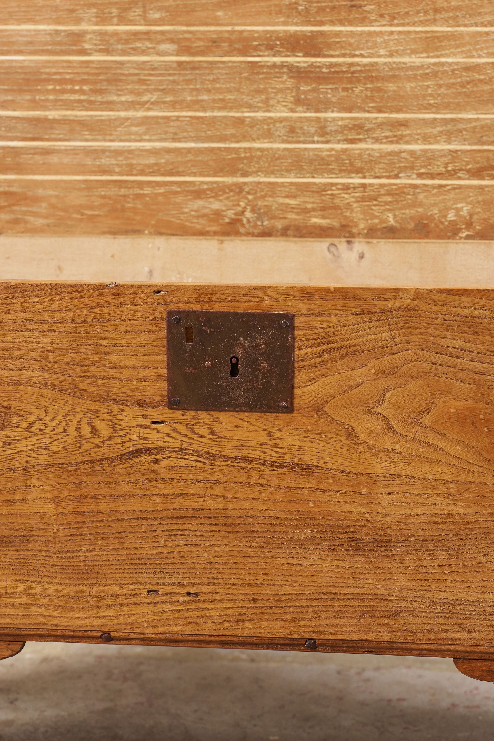 Elm Wood Blanket Chest with Notched Edge