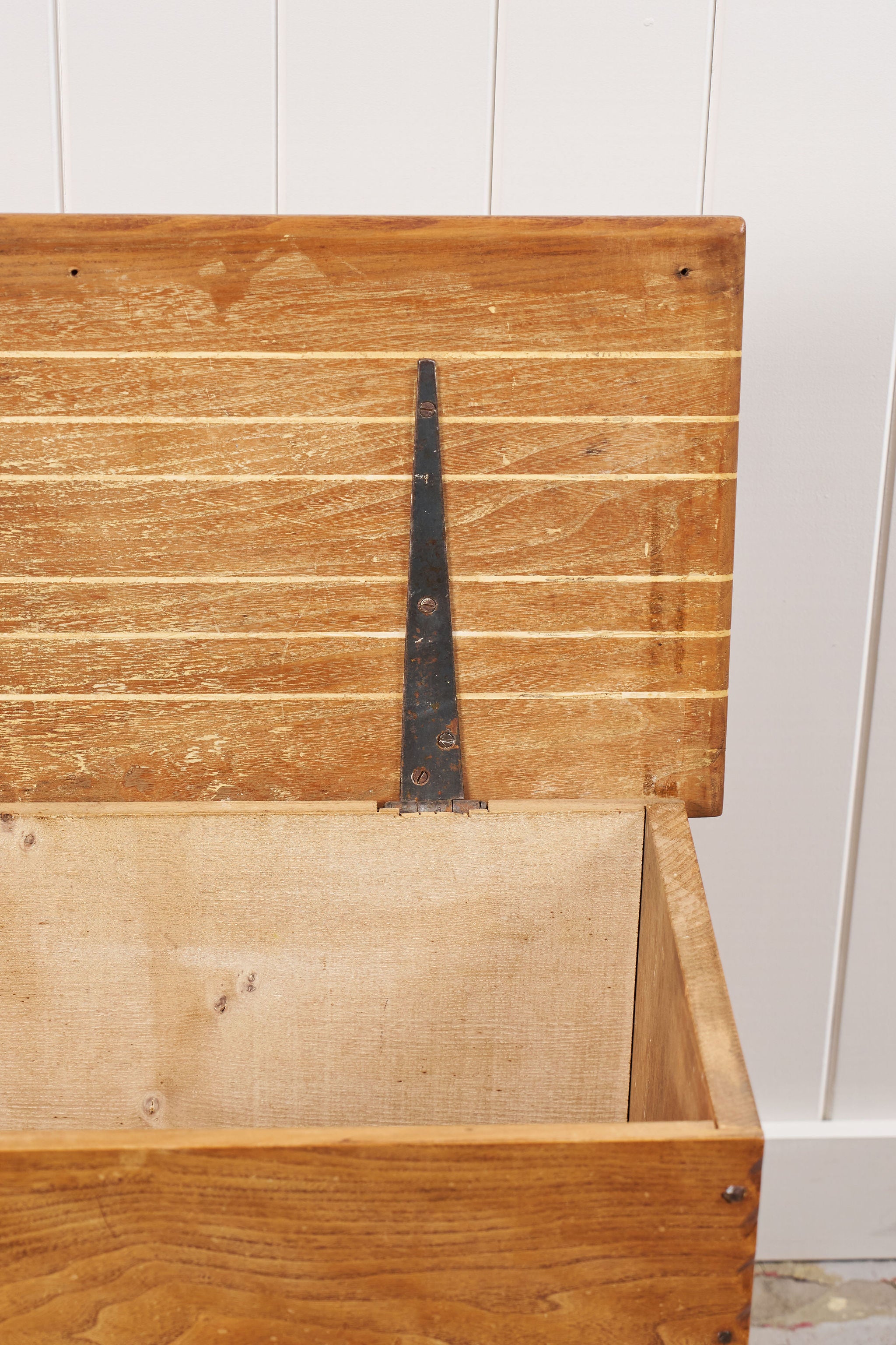 Elm Wood Blanket Chest with Notched Edge
