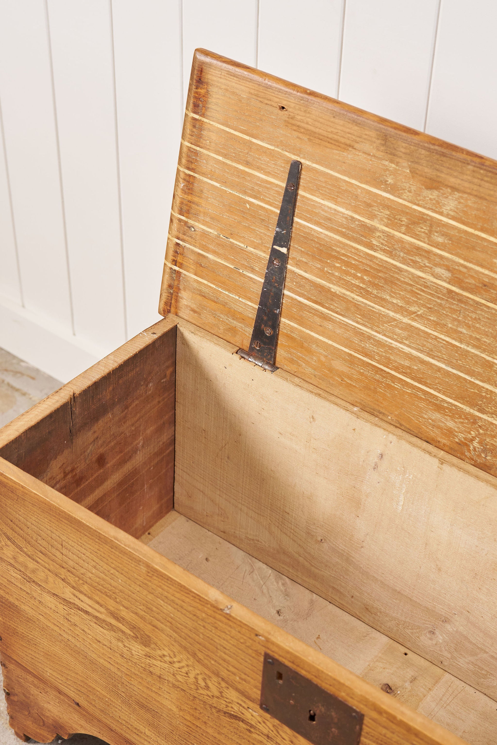 Elm Wood Blanket Chest with Notched Edge