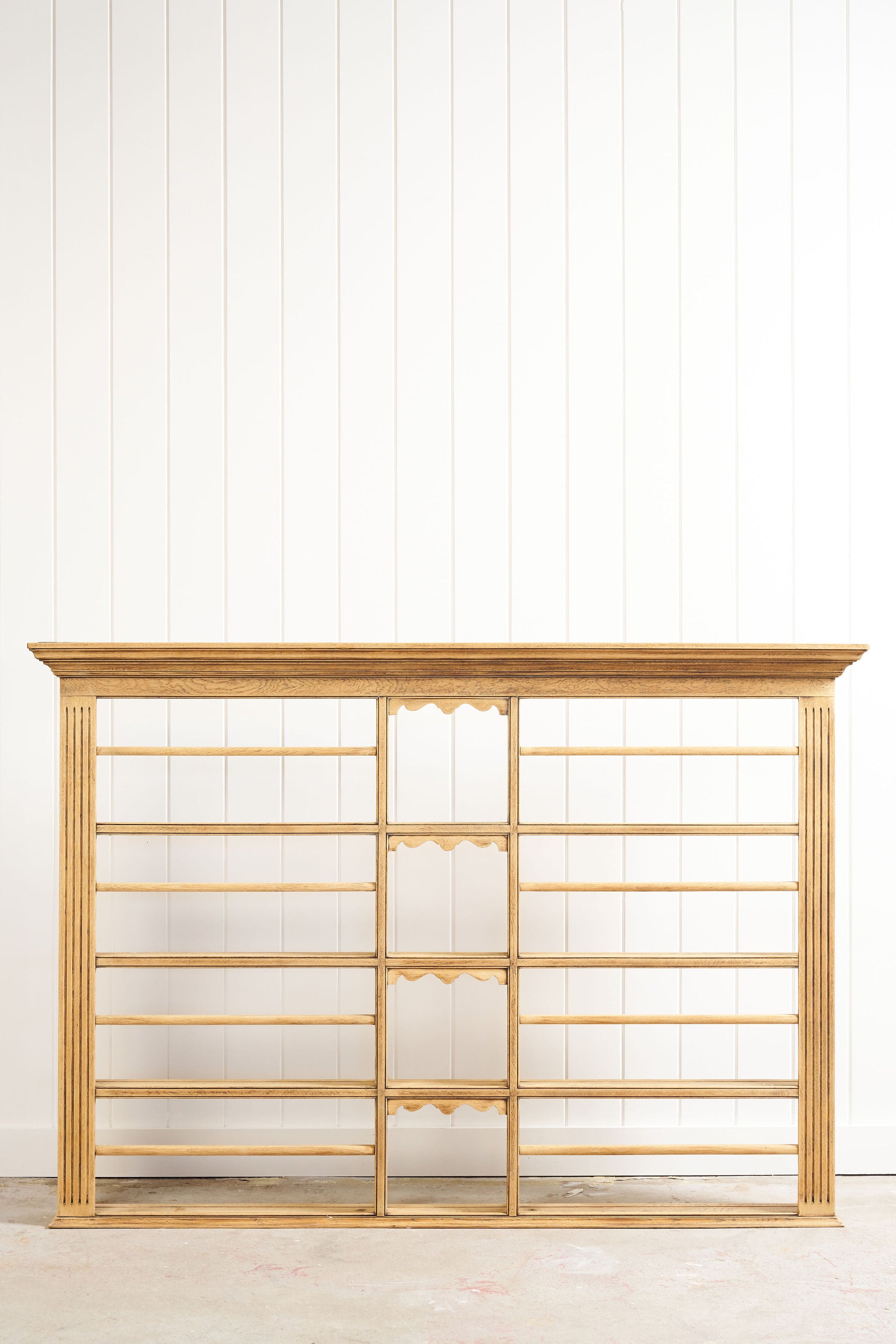 Large 20th Century Oak Wall Hanging Plate Rack (c.