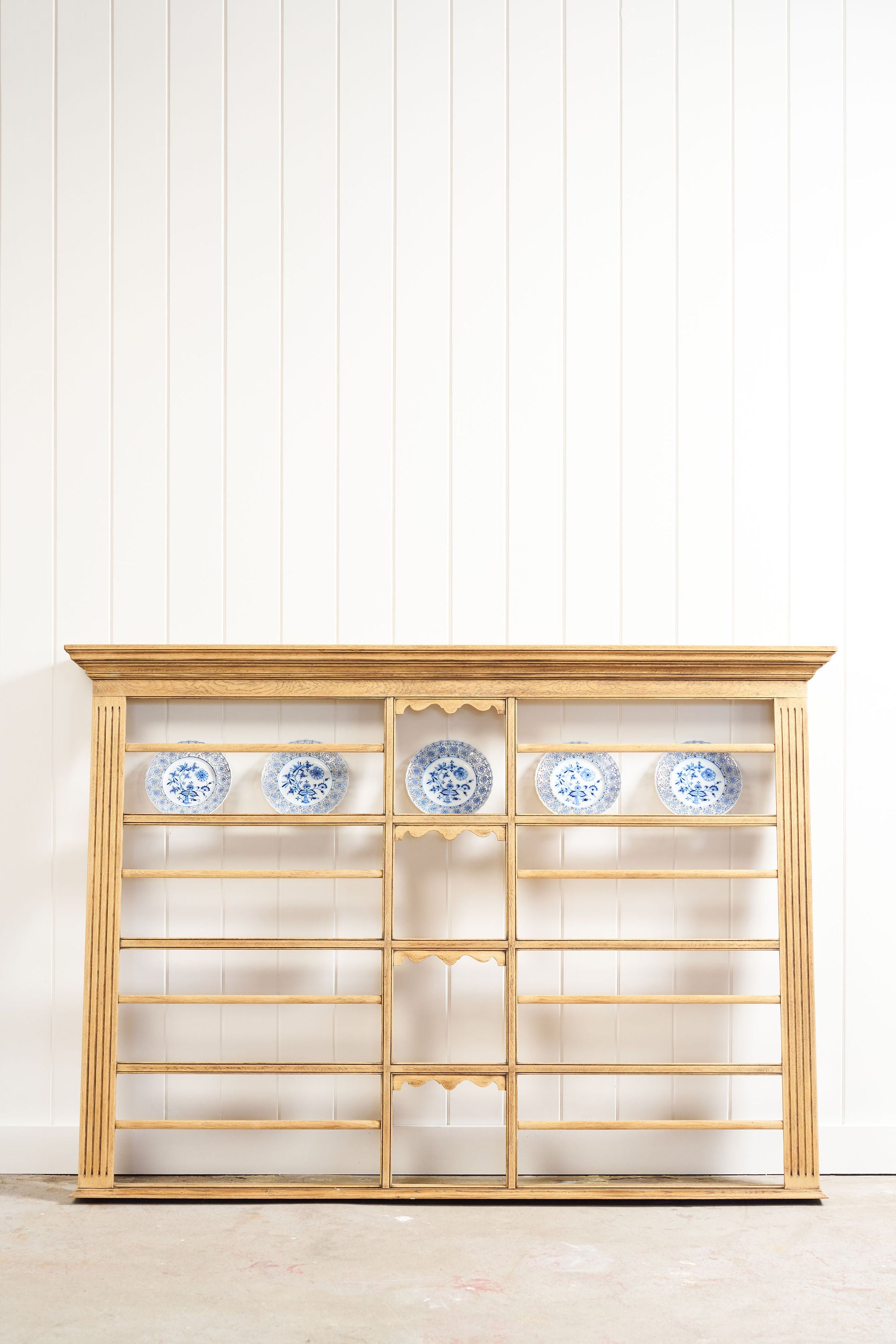 Large 20th Century Oak Wall Hanging Plate Rack (c.