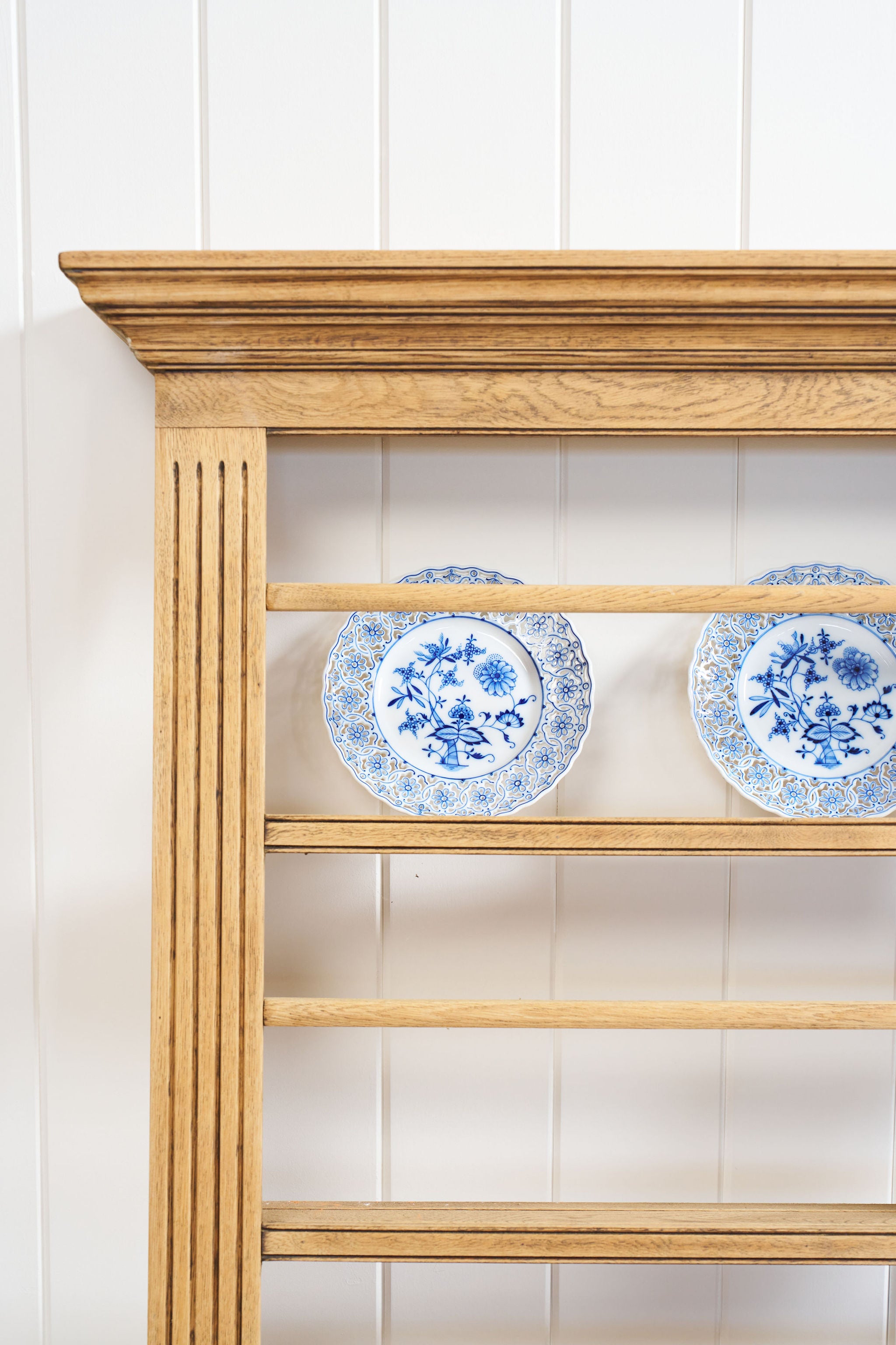 Large 20th Century Oak Wall Hanging Plate Rack (c.