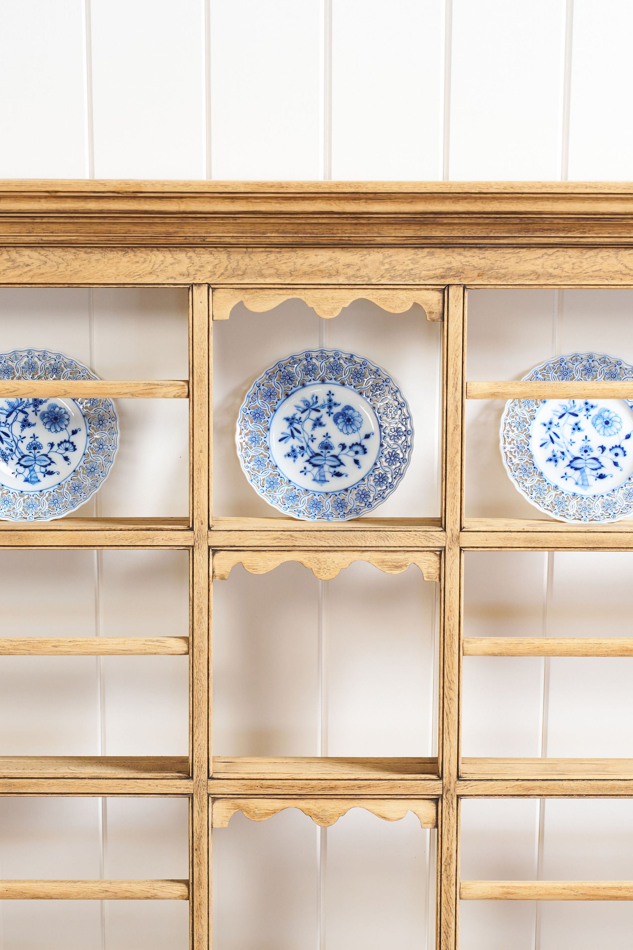 Large 20th Century Oak Wall Hanging Plate Rack (c.