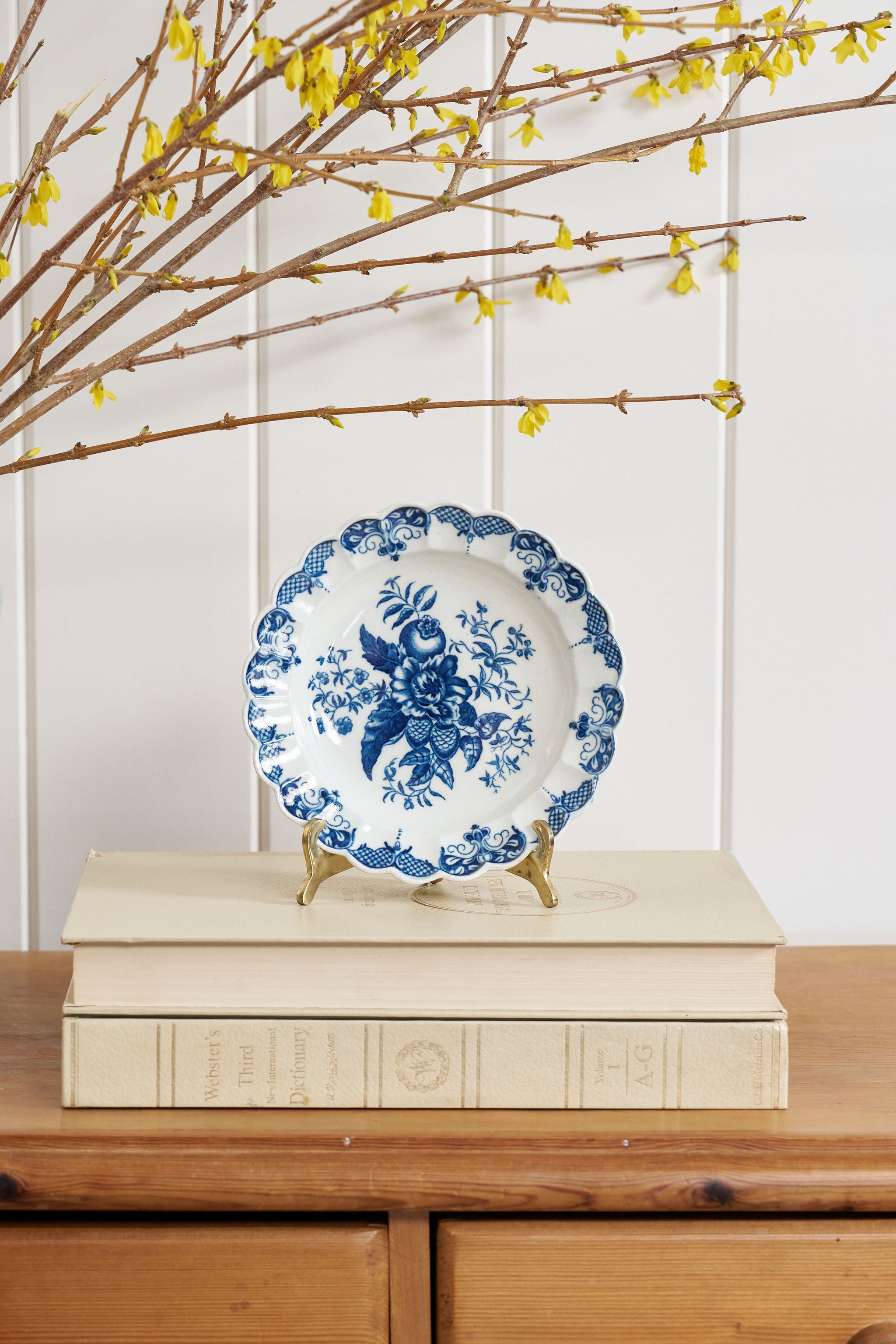 Worcester Pinecone Blue & White Scalloped Plate (c. 1770)