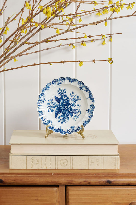 Worcester Pinecone Blue & White Scalloped Plate (c. 1770)