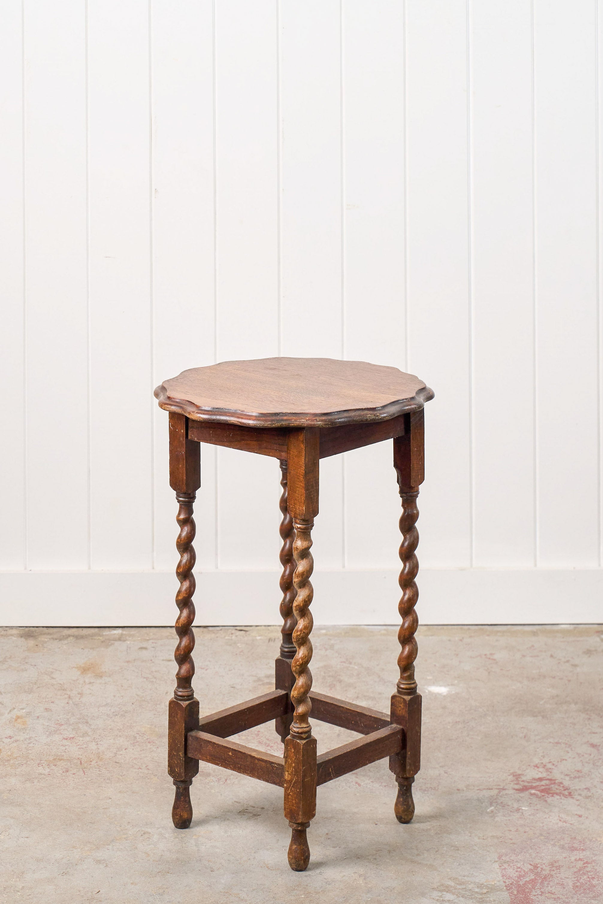 Antique English Round Oak Barley Twist Table With Scalloped Edge