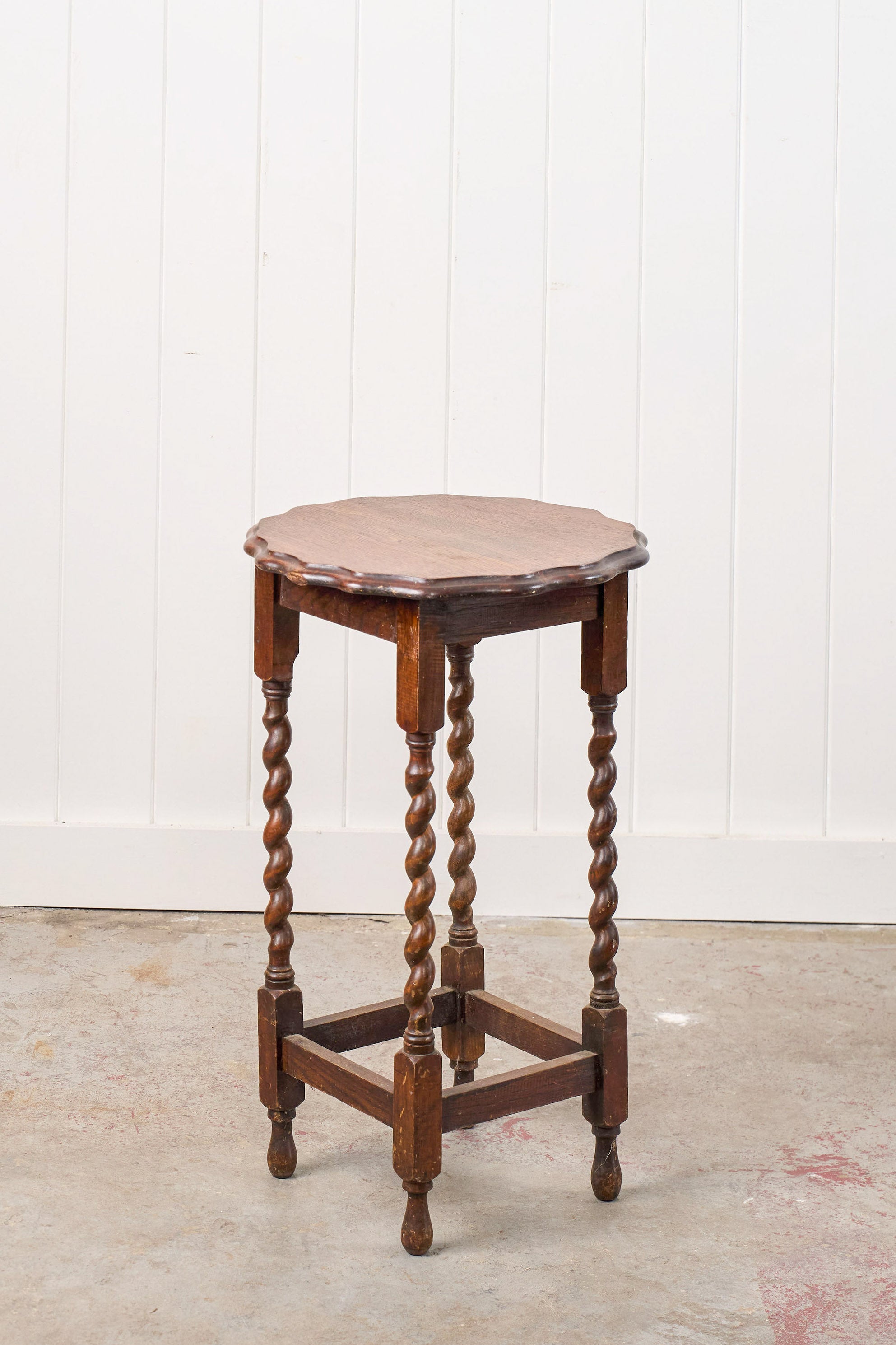 Antique English Round Oak Barley Twist Table With Scalloped Edge