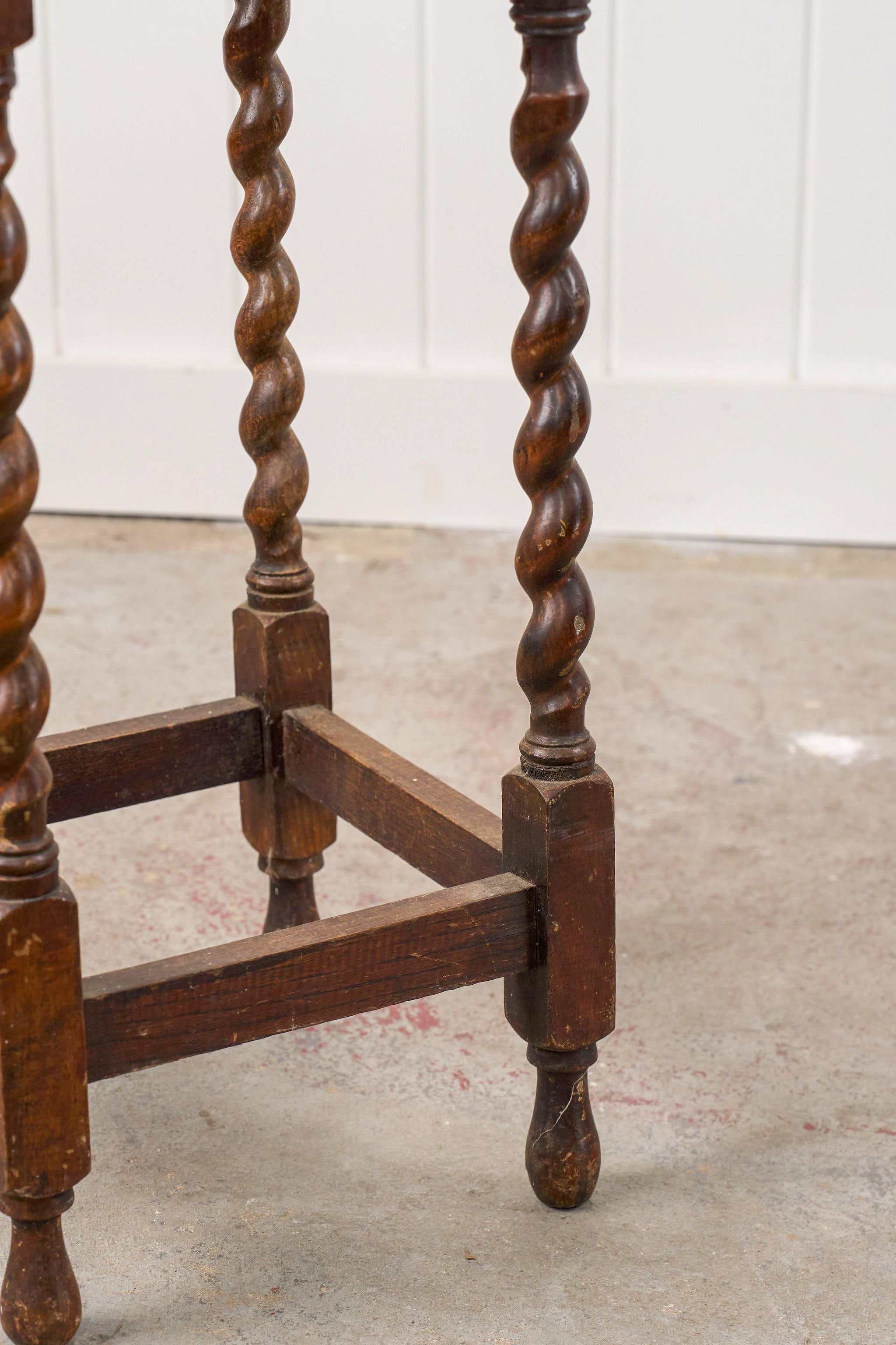 Antique English Round Oak Barley Twist Table With Scalloped Edge