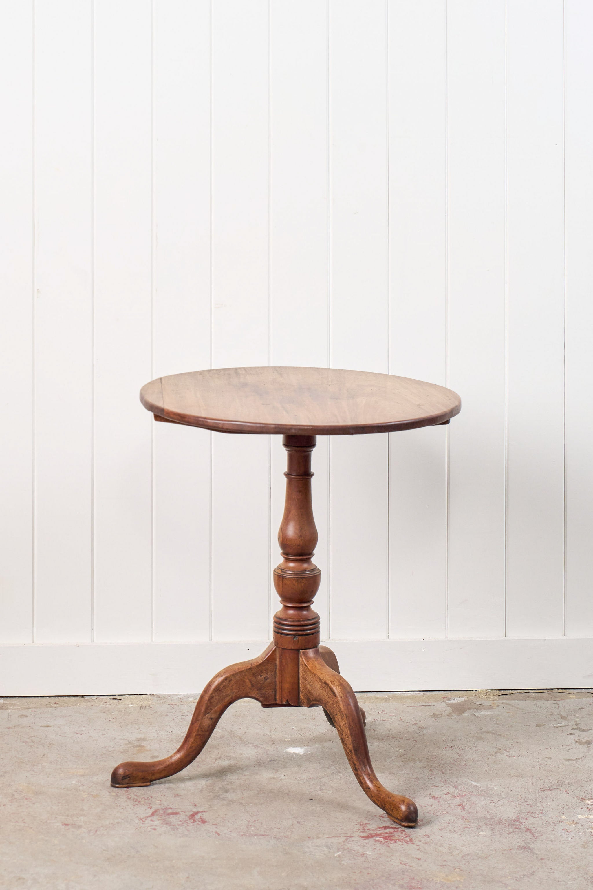 Georgian Mahogany Tilt Top 25.5" Round Table