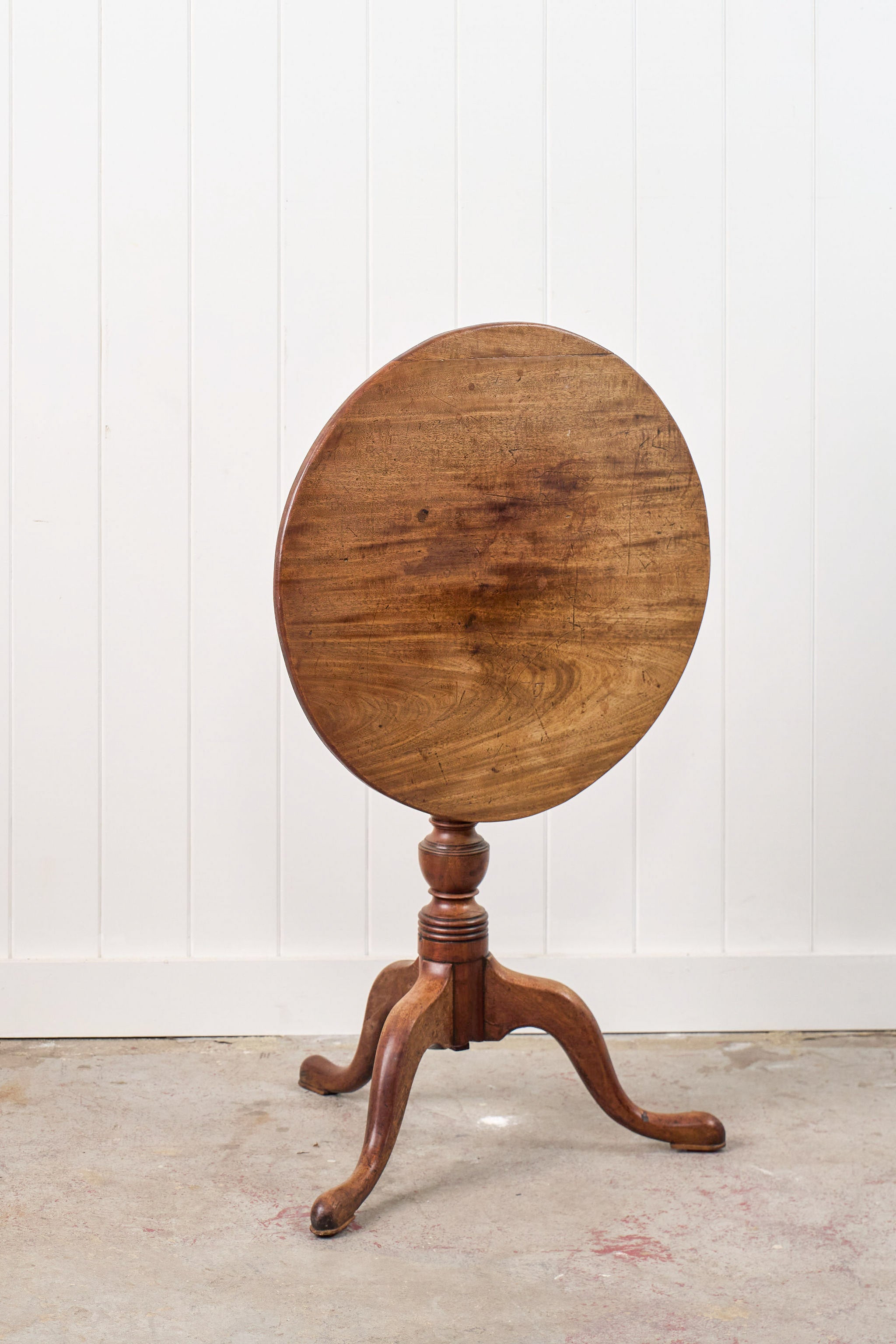 Georgian Mahogany Tilt Top 25.5" Round Table