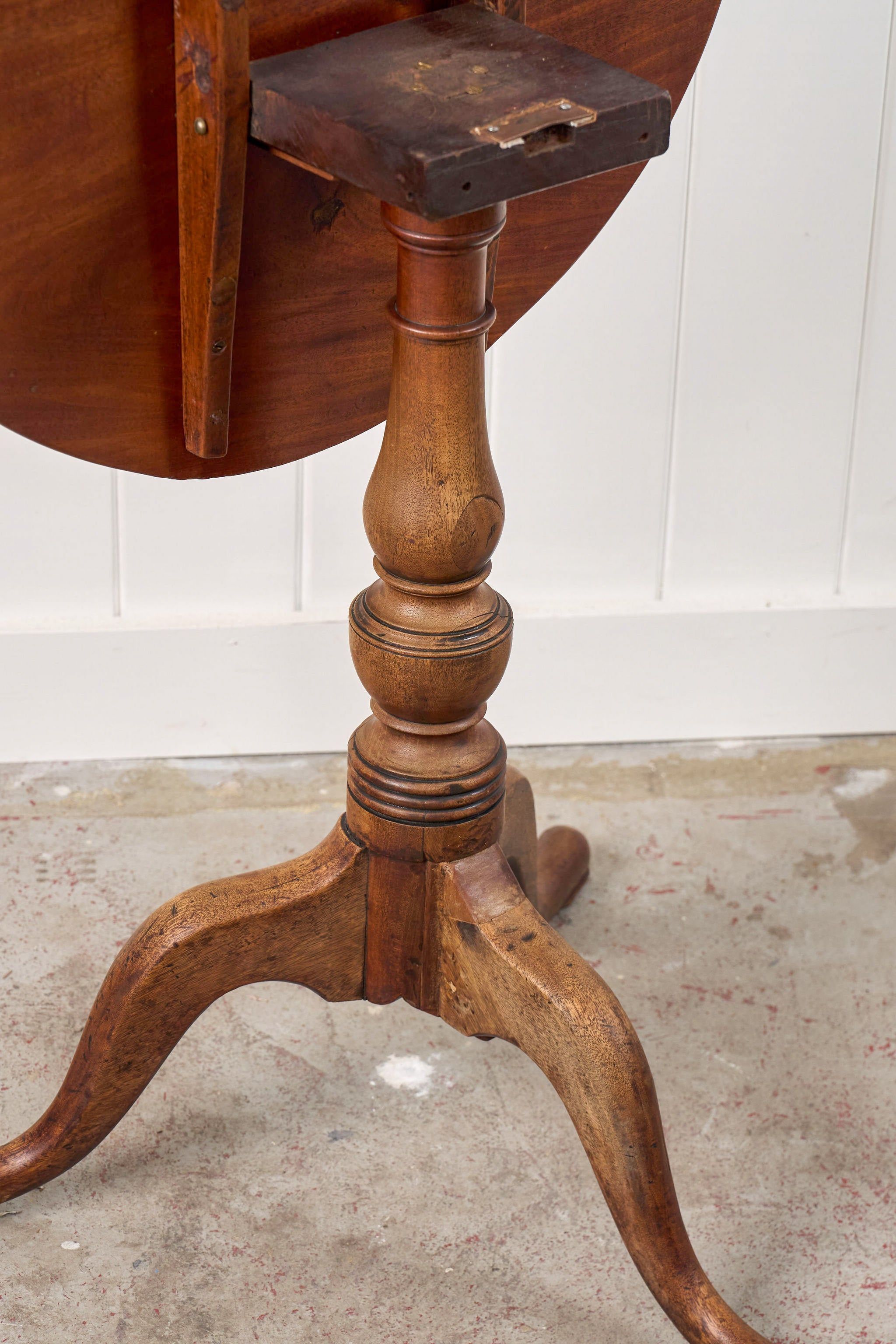 Georgian Mahogany Tilt Top 25.5" Round Table