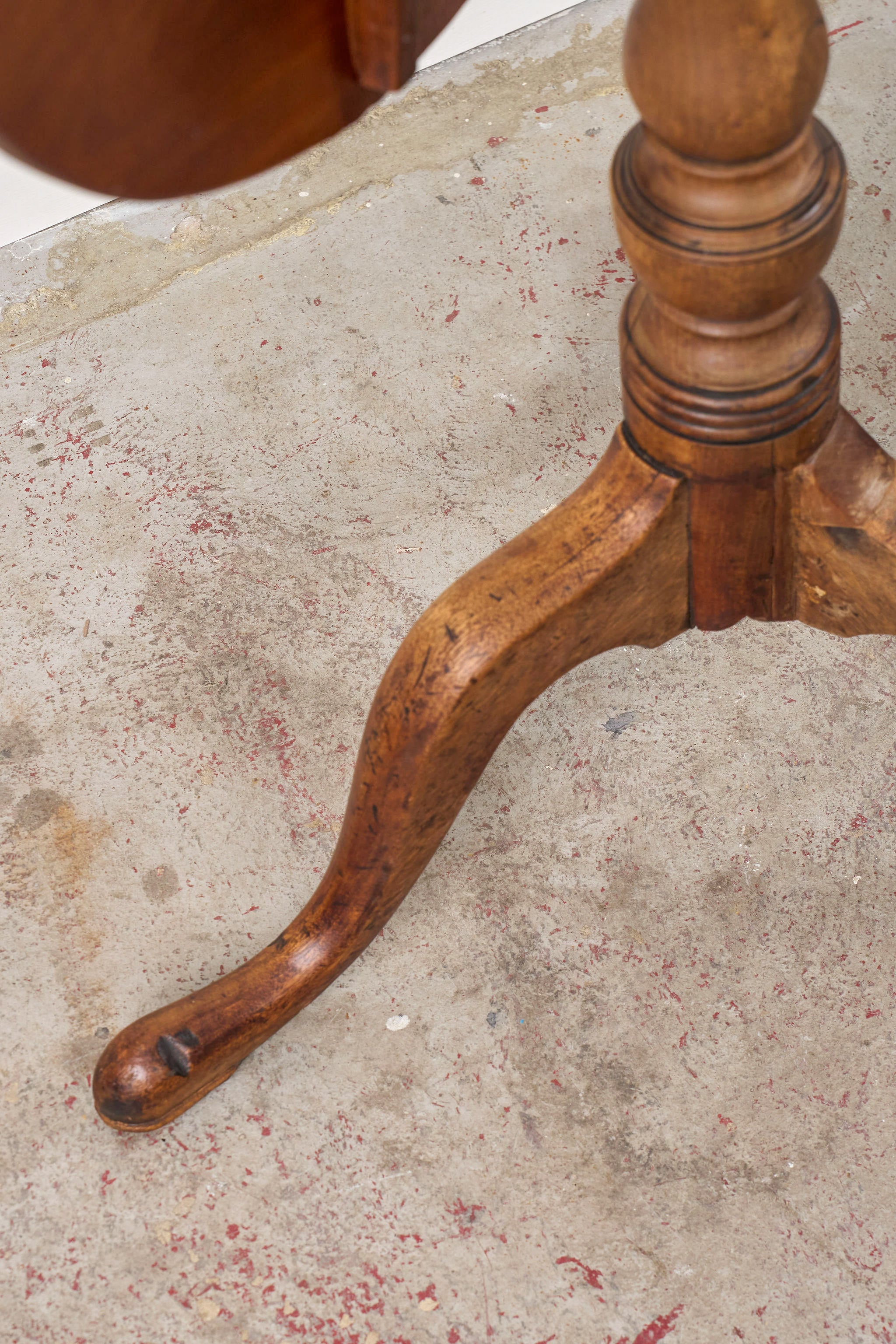 Georgian Mahogany Tilt Top 25.5" Round Table