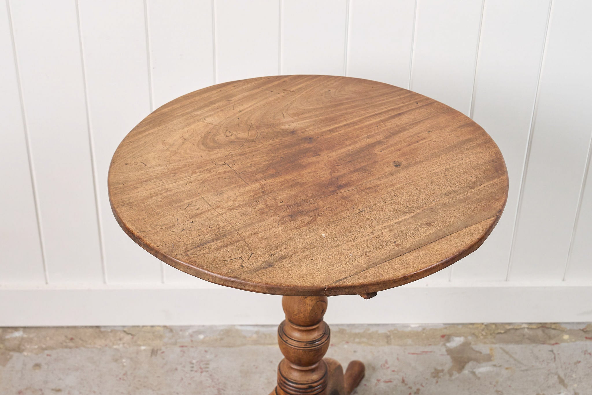 Georgian Mahogany Tilt Top 25.5" Round Table