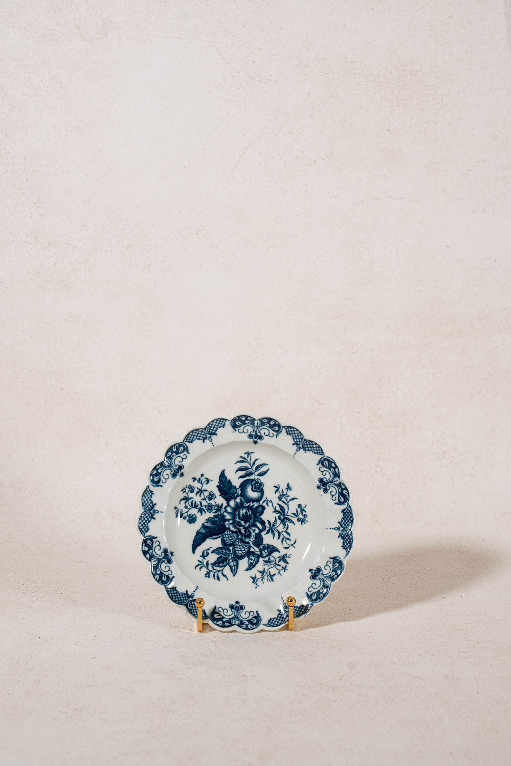 Worcester Pinecone Blue & White Scalloped Plate (c. 1770)
