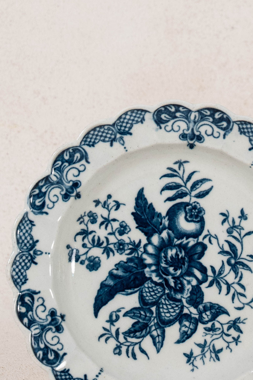 Worcester Pinecone Blue & White Scalloped Plate (c. 1770)
